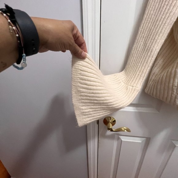 Leo & Sage size large sweater with trumpet sleeves - Picture 5 of 7